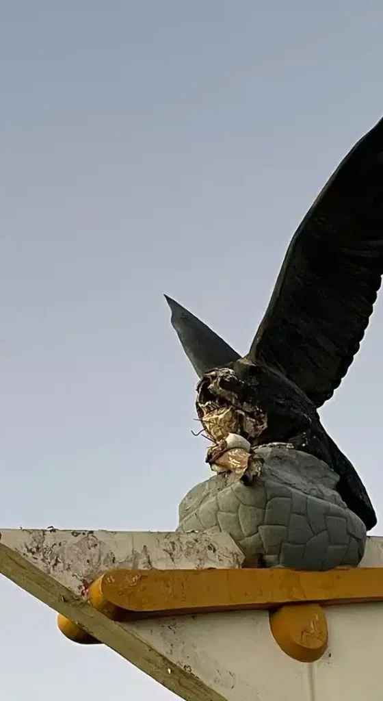 condor-mendoza Estatua dañada del monumento mendocino
